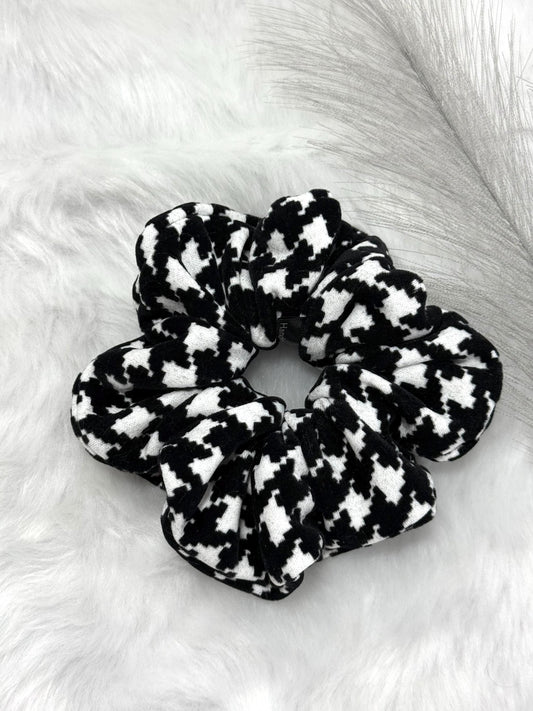 Black and white scrunchies. Large size scrunchies. Hair ties for women. Handmade crunchies.